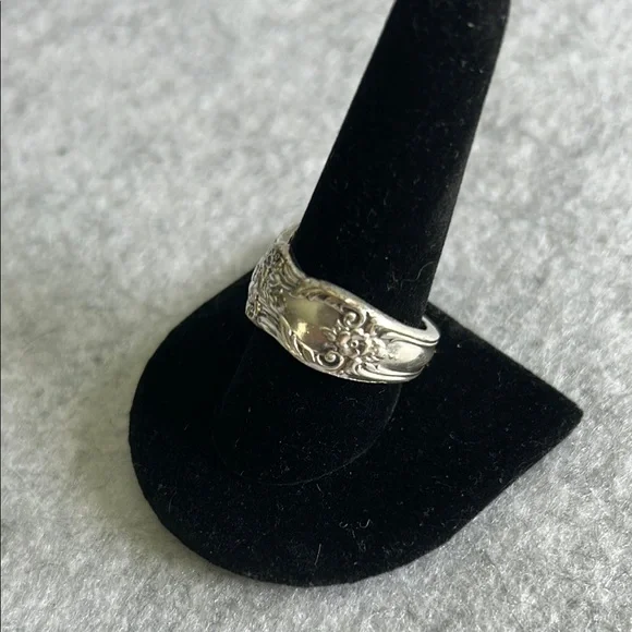 Oneida Stainless Steel Vintage-Inspired Thumb Ring - Picture 6 of 16